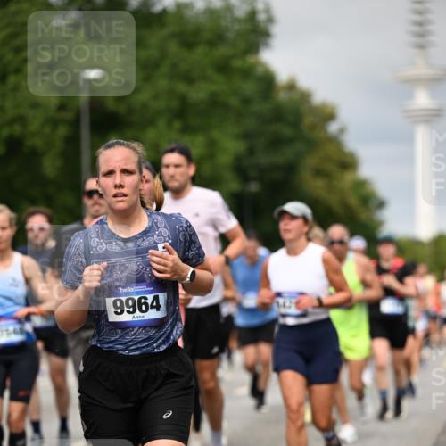 29.06.2025 - hella hamburg halbmarathon Dr. Thomas Lammeyer http://msf.ph/oto/8496009 29.06.2025 10:23:09 Kennedybrücke 1349, 1521, 1718, 2096, 2311, 2781, 2895, 3026, 3321, 3529, 3591, 3592, 4718, 4845, 5034, 5049, 5098, 5323, 5910, 6194, 6477, 6482, 7051, 7214, 7252, 7454, 7566, 7844, 8575, 8799, 9549, 9652, 9658, 9756, 9757, 9964, 10037, 10172, 10687, 10816, 11081 meine-sportfotos.de