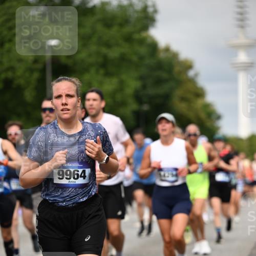 29.06.2025 - hella hamburg halbmarathon Dr. Thomas Lammeyer http://msf.ph/oto/8496014 29.06.2025 10:23:09 Kennedybrücke 1349, 1521, 1718, 2096, 2311, 2781, 2895, 3026, 3321, 3529, 3591, 3592, 4718, 4845, 5034, 5049, 5098, 5323, 5910, 6194, 6477, 6482, 7051, 7214, 7252, 7454, 7566, 7844, 8575, 8799, 9549, 9652, 9658, 9756, 9757, 9964, 10037, 10172, 10687, 10816, 11081 meine-sportfotos.de