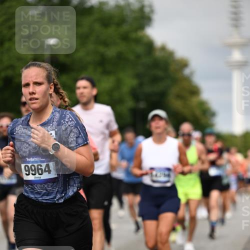 29.06.2025 - hella hamburg halbmarathon Dr. Thomas Lammeyer http://msf.ph/oto/8496035 29.06.2025 10:23:09 Kennedybrücke 1349, 1521, 1718, 2096, 2311, 2781, 2895, 3026, 3321, 3529, 3591, 3592, 4718, 4845, 5034, 5049, 5098, 5323, 5910, 6194, 6477, 6482, 7051, 7214, 7252, 7454, 7566, 7844, 8575, 8799, 9549, 9652, 9658, 9756, 9757, 9964, 10037, 10172, 10687, 10816, 11081 meine-sportfotos.de