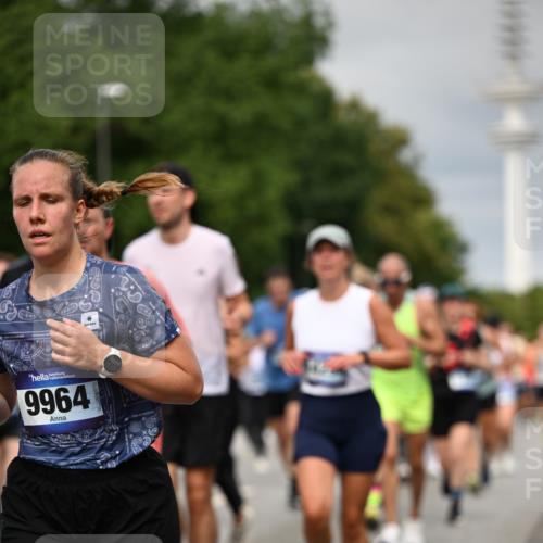 29.06.2025 - hella hamburg halbmarathon Dr. Thomas Lammeyer http://msf.ph/oto/8496039 29.06.2025 10:23:09 Kennedybrücke 1349, 1521, 1718, 2096, 2311, 2781, 2895, 3026, 3321, 3529, 3591, 3592, 4718, 4845, 5034, 5049, 5098, 5323, 5910, 6194, 6477, 6482, 7051, 7214, 7252, 7454, 7566, 7844, 8575, 8799, 9549, 9652, 9658, 9756, 9757, 9964, 10037, 10172, 10687, 10816, 11081 meine-sportfotos.de