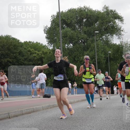 29.06.2025 - hella hamburg halbmarathon Luisa Fischer http://msf.ph/oto/8496049 29.06.2025 10:54:24 Kennedybrücke 10286, 3897, 5694, 3805, 3, 164, 1208, 2358, 2859, 3229, 5530, 8779 meine-sportfotos.de
