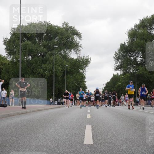 29.06.2025 - hella hamburg halbmarathon Luisa Fischer http://msf.ph/oto/8496137 29.06.2025 10:54:31 Kennedybrücke 1672, 5147, 7769, 1208, 3229, 4771, 7769, 8779, 9166, 9167, 9933 meine-sportfotos.de
