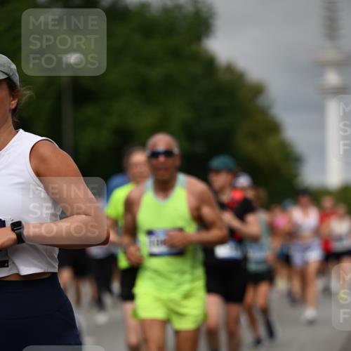 29.06.2025 - hella hamburg halbmarathon Dr. Thomas Lammeyer http://msf.ph/oto/8496177 29.06.2025 10:23:12 Kennedybrücke 1349, 1718, 2096, 2311, 2589, 2781, 2895, 3026, 3105, 3118, 3321, 3529, 3591, 3592, 4718, 4845, 5034, 5049, 5098, 5323, 6194, 6270, 6477, 6482, 7051, 7214, 7252, 7566, 7844, 8575, 8799, 9549, 9652, 9658, 9756, 9757, 9964, 10037, 10172, 10687, 10816, 11081 meine-sportfotos.de