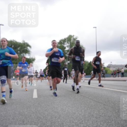 29.06.2025 - hella hamburg halbmarathon Luisa Fischer http://msf.ph/oto/8496256 29.06.2025 10:54:41 Kennedybrücke 1930, 2202, 2380, 3838, 4652, 4771, 5286, 5289, 5357, 7012, 7938, 8410, 9166, 9167, 9933, 10552, 10636 meine-sportfotos.de