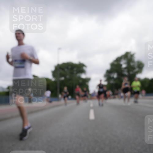 29.06.2025 - hella hamburg halbmarathon Luisa Fischer http://msf.ph/oto/8496396 29.06.2025 10:54:53 Kennedybrücke 1617, 2484, 2485, 2736, 2778, 4652, 5357, 5716, 6091, 6945, 7992, 8621, 10521, 10552, 10614, 10673 meine-sportfotos.de