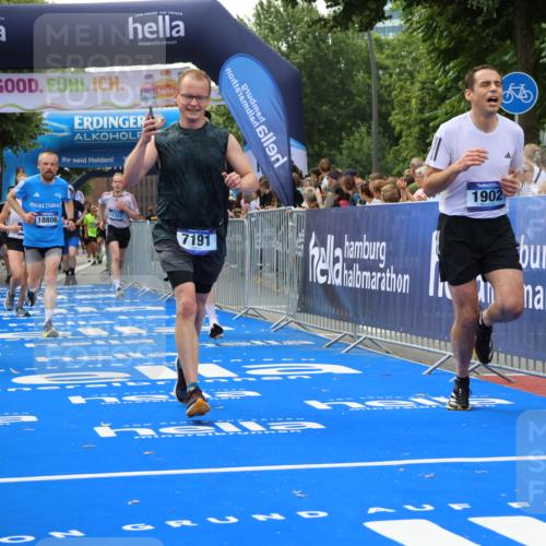 29.06.2025 - hella hamburg halbmarathon Strokosch-Dieckow http://msf.ph/oto/8496406 29.06.2025 10:44:22 Ziel 1057, 1220, 1413, 1415, 1902, 4310, 4691, 5275, 7191, 8722, 8928, 9444, 12327, 12528, 12554, 14464, 14667, 16547, 16803, 16893, 17729, 18806 meine-sportfotos.de