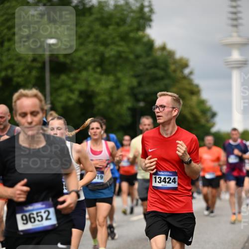 29.06.2025 - hella hamburg halbmarathon Dr. Thomas Lammeyer http://msf.ph/oto/8496517 29.06.2025 10:23:19 Kennedybrücke 1325, 1332, 1349, 1718, 1755, 2017, 2096, 2311, 2589, 2781, 2812, 2895, 3026, 3105, 3118, 3529, 4108, 4110, 4718, 4722, 4845, 5034, 5080, 5098, 5323, 5449, 6194, 6270, 6477, 6482, 6542, 6736, 7051, 7143, 7252, 7566, 7844, 8575, 8761, 9252, 9270, 9272, 9652, 9756, 9757, 9856, 9964, 10037, 10124, 10129, 10816, 11081 meine-sportfotos.de