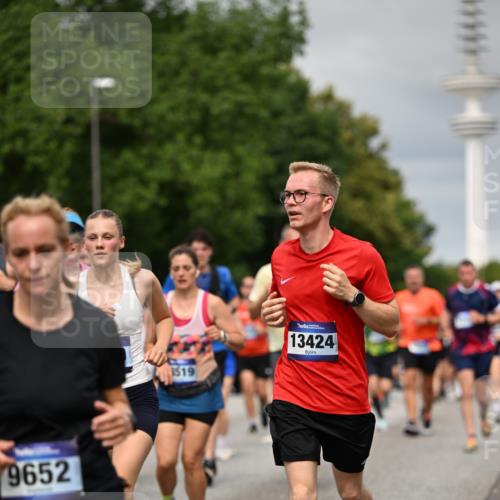 29.06.2025 - hella hamburg halbmarathon Dr. Thomas Lammeyer http://msf.ph/oto/8496524 29.06.2025 10:23:19 Kennedybrücke 1325, 1332, 1349, 1718, 1755, 2017, 2096, 2311, 2589, 2781, 2812, 2895, 3026, 3105, 3118, 3529, 4108, 4110, 4718, 4722, 4845, 5034, 5080, 5098, 5323, 5449, 6194, 6270, 6477, 6482, 6542, 6736, 7051, 7143, 7252, 7566, 7844, 8575, 8761, 9252, 9270, 9272, 9652, 9756, 9757, 9856, 9964, 10037, 10124, 10129, 10816, 11081 meine-sportfotos.de