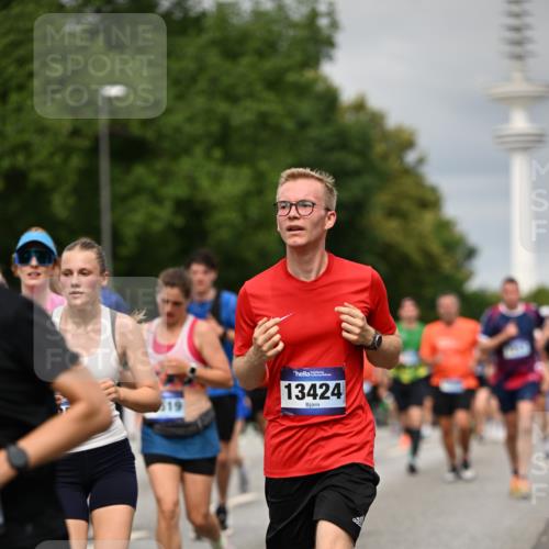 29.06.2025 - hella hamburg halbmarathon Dr. Thomas Lammeyer http://msf.ph/oto/8496536 29.06.2025 10:23:20 Kennedybrücke 1325, 1332, 1349, 1718, 1755, 2017, 2096, 2311, 2589, 2781, 2812, 2895, 3026, 3105, 3118, 3529, 4108, 4110, 4718, 4722, 4845, 5034, 5080, 5098, 5323, 5449, 6194, 6270, 6477, 6482, 6542, 6736, 7051, 7143, 7252, 7566, 7844, 8575, 8761, 9252, 9270, 9272, 9652, 9756, 9757, 9856, 9964, 10037, 10124, 10129, 10816, 11081 meine-sportfotos.de