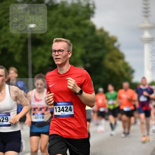 29.06.2025 - hella hamburg halbmarathon Dr. Thomas Lammeyer http://msf.ph/oto/8496549 29.06.2025 10:23:20 Kennedybrücke 1325, 1332, 1349, 1718, 1755, 2017, 2096, 2311, 2589, 2781, 2812, 2895, 3026, 3105, 3118, 3529, 4108, 4110, 4718, 4722, 4845, 5034, 5080, 5098, 5323, 5449, 6194, 6270, 6477, 6482, 6542, 6736, 7051, 7143, 7252, 7566, 7844, 8575, 8761, 9252, 9270, 9272, 9652, 9756, 9757, 9856, 9964, 10037, 10124, 10129, 10816, 11081 meine-sportfotos.de