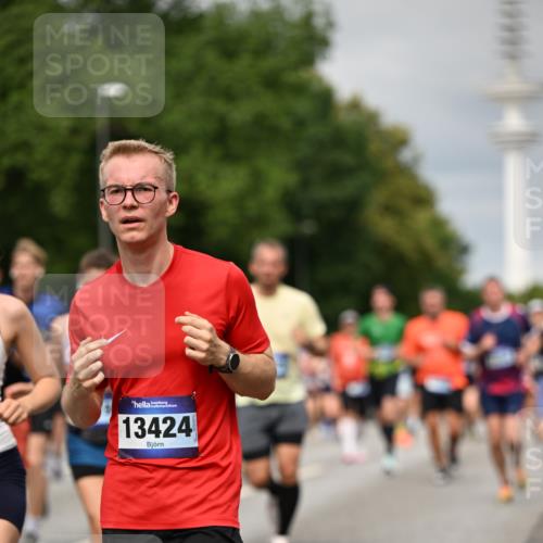 29.06.2025 - hella hamburg halbmarathon Dr. Thomas Lammeyer http://msf.ph/oto/8496610 29.06.2025 10:23:20 Kennedybrücke 1325, 1332, 1349, 1718, 1755, 2017, 2096, 2311, 2589, 2781, 2812, 2895, 3026, 3105, 3118, 3529, 4108, 4110, 4718, 4722, 4845, 5034, 5080, 5098, 5323, 5449, 6194, 6270, 6477, 6482, 6542, 6736, 7051, 7143, 7252, 7566, 7844, 8575, 8761, 9252, 9270, 9272, 9652, 9756, 9757, 9856, 9964, 10037, 10124, 10129, 10816, 11081 meine-sportfotos.de
