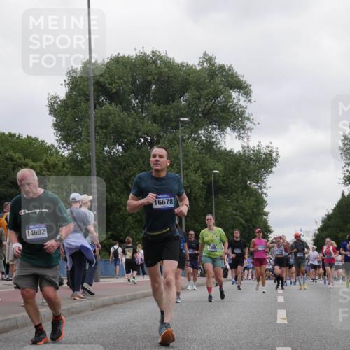 29.06.2025 - hella hamburg halbmarathon Luisa Fischer http://msf.ph/oto/8496636 29.06.2025 10:55:16 Kennedybrücke 14692, 16678, 7305, 14720, 7841, 16234, 4593, 1997, 3934, 5394, 5534, 6456, 7841, 9460, 9462, 9582, 9583, 9590, 10830 meine-sportfotos.de
