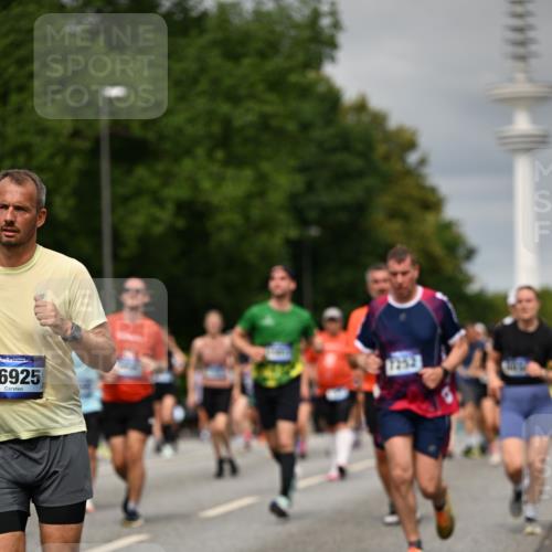 29.06.2025 - hella hamburg halbmarathon Dr. Thomas Lammeyer http://msf.ph/oto/8496685 29.06.2025 10:23:23 Kennedybrücke 1159, 1160, 1325, 1332, 1349, 1718, 1755, 2017, 2311, 2589, 2703, 2781, 2812, 2895, 3026, 3105, 3118, 3529, 4108, 4110, 4718, 4722, 5034, 5080, 5098, 5323, 5449, 6194, 6249, 6270, 6542, 6736, 7051, 7143, 7252, 7566, 7844, 8575, 8761, 9252, 9270, 9272, 9652, 9756, 9757, 9856, 10037, 10124, 10129, 10816, 11081 meine-sportfotos.de