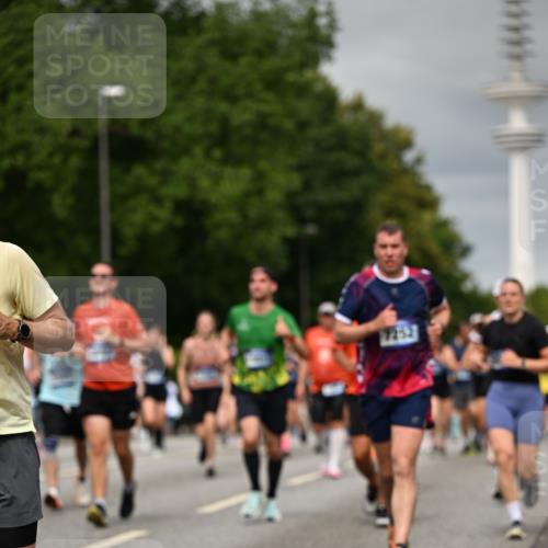 29.06.2025 - hella hamburg halbmarathon Dr. Thomas Lammeyer http://msf.ph/oto/8496695 29.06.2025 10:23:23 Kennedybrücke 1159, 1160, 1325, 1332, 1349, 1718, 1755, 2017, 2311, 2589, 2703, 2781, 2812, 2895, 3026, 3105, 3118, 3529, 4108, 4110, 4718, 4722, 5034, 5080, 5098, 5323, 5449, 6194, 6249, 6270, 6542, 6736, 7051, 7143, 7252, 7566, 7844, 8575, 8761, 9252, 9270, 9272, 9652, 9756, 9757, 9856, 10037, 10124, 10129, 10816, 11081 meine-sportfotos.de