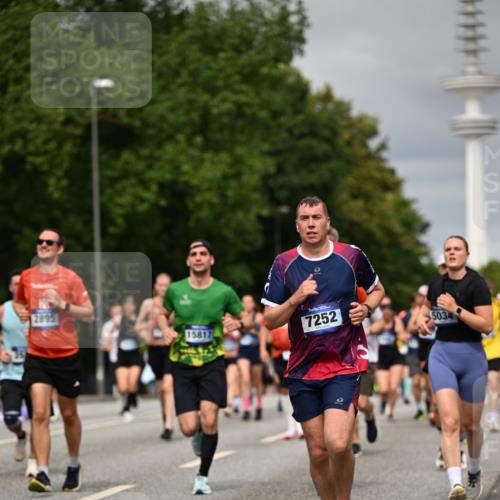 29.06.2025 - hella hamburg halbmarathon Dr. Thomas Lammeyer http://msf.ph/oto/8496702 29.06.2025 10:23:24 Kennedybrücke 1159, 1160, 1325, 1332, 1349, 1708, 1718, 1755, 2017, 2311, 2589, 2703, 2781, 2812, 2895, 3026, 3105, 3118, 3529, 4108, 4110, 4722, 5034, 5080, 5098, 5323, 5449, 6194, 6249, 6270, 6542, 6736, 7051, 7143, 7252, 7566, 7844, 8575, 8761, 9252, 9270, 9272, 9652, 9756, 9757, 9856, 10037, 10124, 10129, 10816, 11081 meine-sportfotos.de