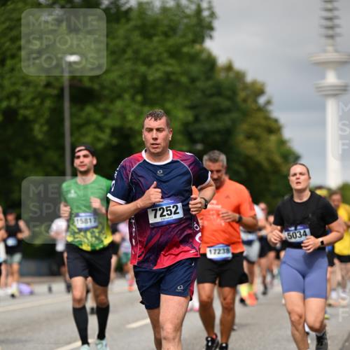 29.06.2025 - hella hamburg halbmarathon Dr. Thomas Lammeyer http://msf.ph/oto/8496733 29.06.2025 10:23:24 Kennedybrücke 1159, 1160, 1325, 1332, 1349, 1708, 1718, 1755, 2017, 2311, 2589, 2703, 2781, 2812, 2895, 3026, 3105, 3118, 3529, 4108, 4110, 4722, 5034, 5080, 5098, 5323, 5449, 6194, 6249, 6270, 6542, 6736, 7051, 7143, 7252, 7566, 7844, 8575, 8761, 9252, 9270, 9272, 9652, 9756, 9757, 9856, 10037, 10124, 10129, 10816, 11081 meine-sportfotos.de