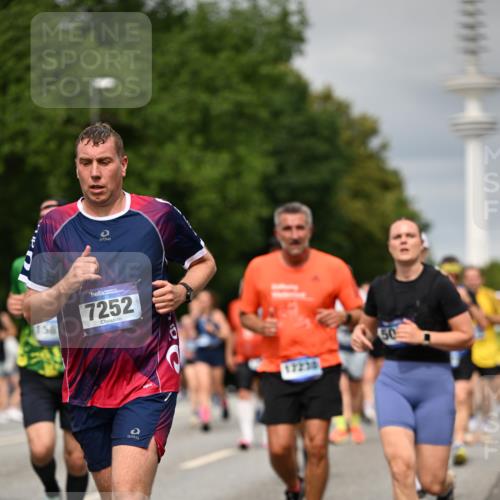 29.06.2025 - hella hamburg halbmarathon Dr. Thomas Lammeyer http://msf.ph/oto/8496781 29.06.2025 10:23:25 Kennedybrücke 1159, 1160, 1325, 1332, 1349, 1708, 1718, 1755, 2017, 2311, 2589, 2703, 2781, 2812, 2895, 3026, 3105, 3118, 3529, 4108, 4110, 4722, 5034, 5080, 5098, 5323, 5449, 6194, 6249, 6270, 6542, 6736, 7051, 7143, 7252, 7566, 7844, 8575, 8761, 9252, 9270, 9272, 9652, 9856, 10037, 10124, 10129, 11081 meine-sportfotos.de