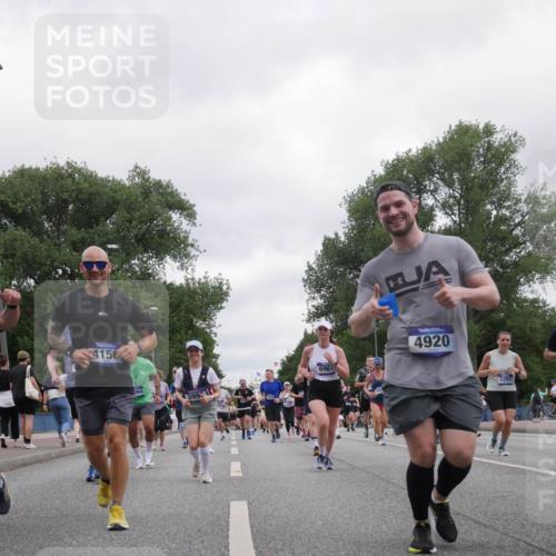 29.06.2025 - hella hamburg halbmarathon Luisa Fischer http://msf.ph/oto/8496783 29.06.2025 10:55:30 Kennedybrücke 4713, 4156, 364, 399, 1, 6961, 4920, 12089, 5291, 1978, 4087, 4273, 5291, 6406, 6885, 6961, 7691, 8672, 9068, 9070, 9220, 9594, 9673, 9730, 10342, 10496 meine-sportfotos.de