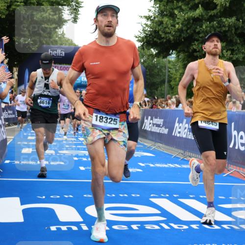 29.06.2025 - hella hamburg halbmarathon Strokosch-Dieckow http://msf.ph/oto/8496784 29.06.2025 10:54:59 Ziel 1327, 2884, 3652, 3791, 4249, 4616, 4938, 5020, 6433, 6994, 8514, 8691, 8698, 9060, 9380, 10266, 11333, 11976, 13297, 13988, 14638, 14750, 14845, 14948, 15126, 15156, 15879, 16047, 16623, 16630, 16868, 17803, 17842, 18181, 18325 meine-sportfotos.de