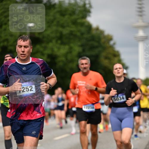 29.06.2025 - hella hamburg halbmarathon Dr. Thomas Lammeyer http://msf.ph/oto/8496786 29.06.2025 10:23:25 Kennedybrücke 1159, 1160, 1325, 1332, 1349, 1708, 1718, 1755, 2017, 2311, 2589, 2703, 2781, 2812, 2895, 3026, 3105, 3118, 3529, 4108, 4110, 4722, 5034, 5080, 5098, 5323, 5449, 6194, 6249, 6270, 6542, 6736, 7051, 7143, 7252, 7566, 7844, 8575, 8761, 9252, 9270, 9272, 9652, 9856, 10037, 10124, 10129, 11081 meine-sportfotos.de