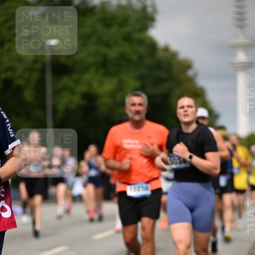 29.06.2025 - hella hamburg halbmarathon Dr. Thomas Lammeyer http://msf.ph/oto/8496806 29.06.2025 10:23:26 Kennedybrücke 1159, 1160, 1325, 1332, 1349, 1708, 1718, 1755, 2017, 2311, 2589, 2703, 2781, 2812, 2895, 3026, 3105, 3118, 3529, 4108, 4110, 4722, 5034, 5080, 5098, 5323, 5449, 6249, 6270, 6542, 6736, 7051, 7143, 7252, 7566, 7844, 8575, 8761, 9252, 9270, 9272, 9652, 9856, 10124, 10129, 10540, 11081 meine-sportfotos.de