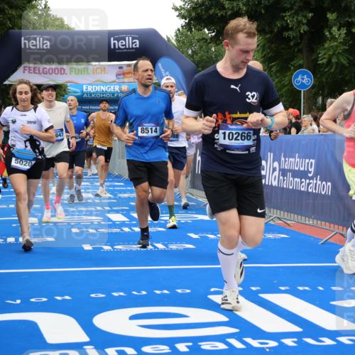 29.06.2025 - hella hamburg halbmarathon Strokosch-Dieckow http://msf.ph/oto/8496831 29.06.2025 10:54:56 Ziel 1327, 1506, 2884, 3652, 3791, 4249, 4616, 4938, 5020, 6433, 6994, 8514, 8698, 9060, 10266, 11333, 13297, 13988, 14638, 14660, 14750, 14845, 15126, 15156, 15879, 16047, 16623, 16868, 17261, 17803, 18181, 18325 meine-sportfotos.de