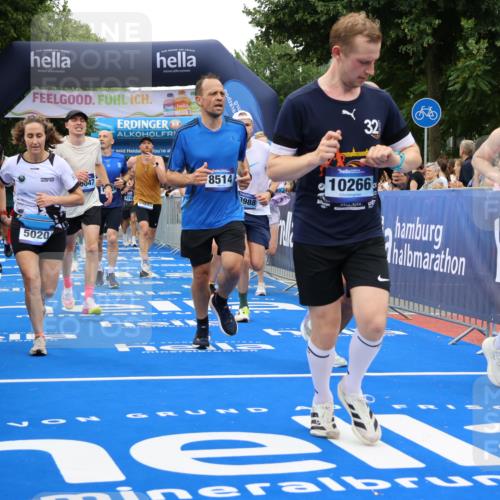 29.06.2025 - hella hamburg halbmarathon Strokosch-Dieckow http://msf.ph/oto/8496839 29.06.2025 10:54:56 Ziel 1327, 1506, 2884, 3652, 3791, 4249, 4616, 4938, 5020, 6433, 6994, 8514, 8698, 9060, 10266, 11333, 13297, 13988, 14638, 14660, 14750, 14845, 15126, 15156, 15879, 16047, 16623, 16868, 17261, 17803, 18181, 18325 meine-sportfotos.de