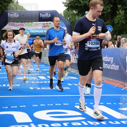 29.06.2025 - hella hamburg halbmarathon Strokosch-Dieckow http://msf.ph/oto/8496846 29.06.2025 10:54:56 Ziel 1327, 1506, 2884, 3652, 3791, 4249, 4616, 4938, 5020, 6433, 6994, 8514, 8698, 9060, 10266, 11333, 13297, 13988, 14638, 14660, 14750, 14845, 15126, 15156, 15879, 16047, 16623, 16868, 17261, 17803, 18181, 18325 meine-sportfotos.de