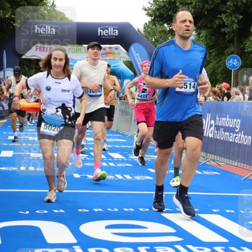 29.06.2025 - hella hamburg halbmarathon Strokosch-Dieckow http://msf.ph/oto/8496860 29.06.2025 10:54:57 Ziel 1327, 1506, 2884, 3652, 3791, 4249, 4616, 4938, 5020, 6433, 6994, 8514, 8691, 8698, 9060, 10266, 11333, 13297, 13988, 14638, 14660, 14750, 14845, 14948, 15126, 15156, 15879, 16047, 16623, 16868, 17261, 17803, 17842, 18181, 18325 meine-sportfotos.de