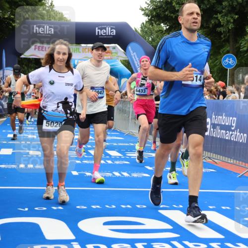 29.06.2025 - hella hamburg halbmarathon Strokosch-Dieckow http://msf.ph/oto/8496869 29.06.2025 10:54:57 Ziel 1327, 1506, 2884, 3652, 3791, 4249, 4616, 4938, 5020, 6433, 6994, 8514, 8691, 8698, 9060, 10266, 11333, 13297, 13988, 14638, 14660, 14750, 14845, 14948, 15126, 15156, 15879, 16047, 16623, 16868, 17261, 17803, 17842, 18181, 18325 meine-sportfotos.de
