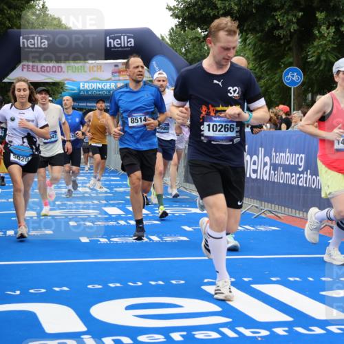 29.06.2025 - hella hamburg halbmarathon Strokosch-Dieckow http://msf.ph/oto/8496877 29.06.2025 10:54:56 Ziel 1327, 1506, 2884, 3652, 3791, 4249, 4616, 4938, 5020, 6433, 6994, 8514, 8698, 9060, 10266, 11333, 13297, 13988, 14638, 14660, 14750, 14845, 15126, 15156, 15879, 16047, 16623, 16868, 17261, 17803, 18181, 18325 meine-sportfotos.de