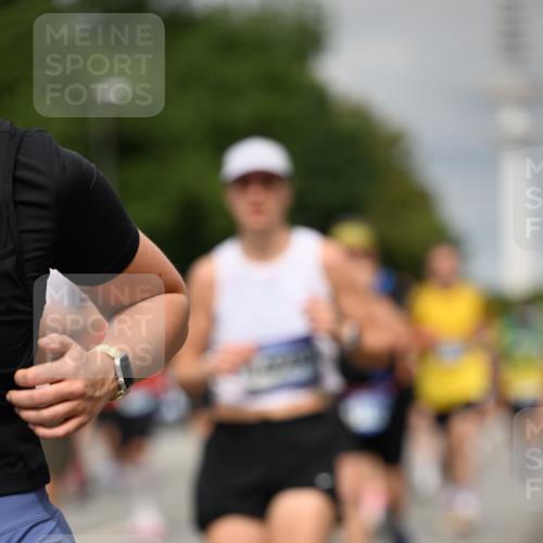29.06.2025 - hella hamburg halbmarathon Dr. Thomas Lammeyer http://msf.ph/oto/8496900 29.06.2025 10:23:28 Kennedybrücke 1159, 1160, 1325, 1332, 1708, 1718, 1755, 2017, 2311, 2589, 2703, 2781, 2812, 2895, 3105, 3118, 3529, 4108, 4110, 4722, 5034, 5080, 5098, 5323, 5449, 6249, 6270, 6542, 6736, 7051, 7143, 7252, 7566, 7844, 8575, 8761, 9252, 9270, 9272, 9652, 9856, 10124, 10129, 10540, 11081 meine-sportfotos.de