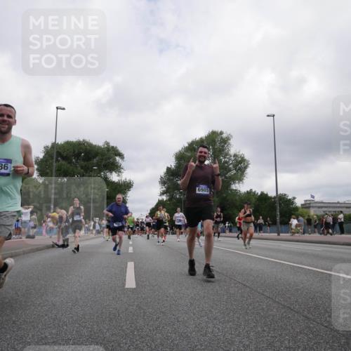 29.06.2025 - hella hamburg halbmarathon Luisa Fischer http://msf.ph/oto/8496924 29.06.2025 10:55:45 Kennedybrücke 86, 15209, 6985, 1369, 2308, 3140, 3645, 4815, 5262, 6671, 6985, 7682, 7737, 8194, 10296, 10634 meine-sportfotos.de