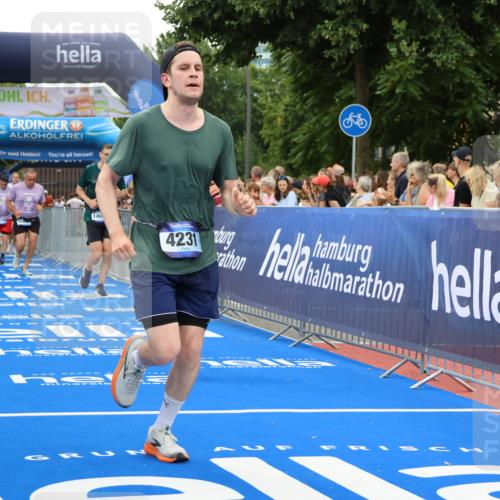 29.06.2025 - hella hamburg halbmarathon Strokosch-Dieckow http://msf.ph/oto/8496939 29.06.2025 10:54:47 Ziel 1327, 1496, 1506, 2029, 2561, 3310, 4231, 6587, 6994, 7478, 8449, 9227, 10044, 12186, 13147, 14239, 14660, 15389, 15408, 15584, 16623, 16868, 17231, 17261, 19000 meine-sportfotos.de