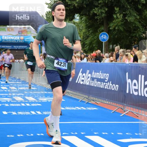 29.06.2025 - hella hamburg halbmarathon Strokosch-Dieckow http://msf.ph/oto/8496956 29.06.2025 10:54:47 Ziel 1327, 1496, 1506, 2029, 2561, 3310, 4231, 6587, 6994, 7478, 8449, 9227, 10044, 12186, 13147, 14239, 14660, 15389, 15408, 15584, 16623, 16868, 17231, 17261, 19000 meine-sportfotos.de