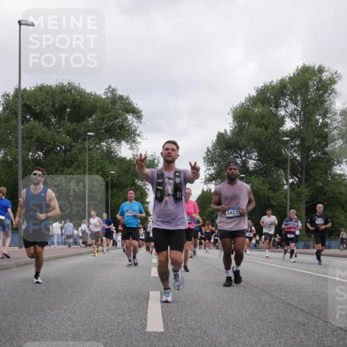 29.06.2025 - hella hamburg halbmarathon Luisa Fischer http://msf.ph/oto/8497135 29.06.2025 10:56:04 Kennedybrücke 2362, 447, 14235, 18115, 2988, 3227, 3787, 6135, 6604, 7735, 7871, 9340, 10884 meine-sportfotos.de