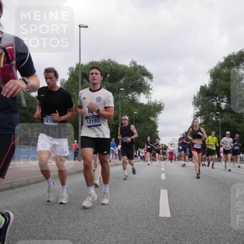 29.06.2025 - hella hamburg halbmarathon Luisa Fischer http://msf.ph/oto/8497235 29.06.2025 10:56:15 Kennedybrücke 4606, 12700, 12193, 165, 14807, 7690, 2420, 2420, 2983, 6135, 6604, 7032, 7511, 7690, 10080, 10417, 10568, 10879 meine-sportfotos.de