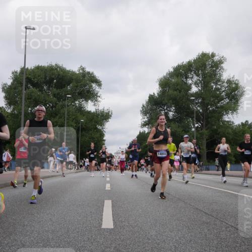 29.06.2025 - hella hamburg halbmarathon Luisa Fischer http://msf.ph/oto/8497244 29.06.2025 10:56:17 Kennedybrücke 8641, 10392, 984, 14807, 10080, 10417, 7032, 2420, 2420, 2983, 6604, 7032, 7511, 7690, 10080, 10417, 10568, 10879 meine-sportfotos.de