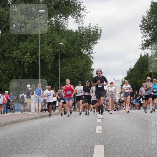 29.06.2025 - hella hamburg halbmarathon Luisa Fischer http://msf.ph/oto/8497279 29.06.2025 10:56:24 Kennedybrücke 13221, 18106, 5360, 1742, 9368, 11268, 4977, 13677, 4595, 7690, 9368, 10879 meine-sportfotos.de