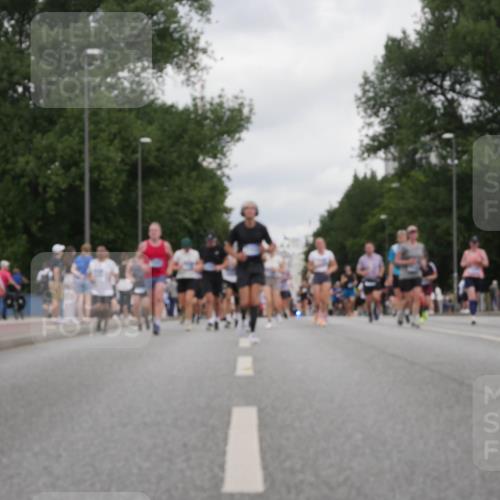 29.06.2025 - hella hamburg halbmarathon Luisa Fischer http://msf.ph/oto/8497289 29.06.2025 10:56:25 Kennedybrücke 4595, 7690, 9368, 10879 meine-sportfotos.de