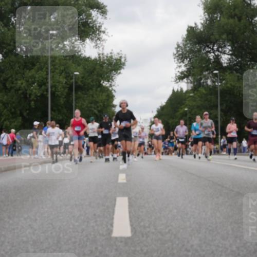 29.06.2025 - hella hamburg halbmarathon Luisa Fischer http://msf.ph/oto/8497293 29.06.2025 10:56:25 Kennedybrücke 4595, 7690, 9368, 10879 meine-sportfotos.de