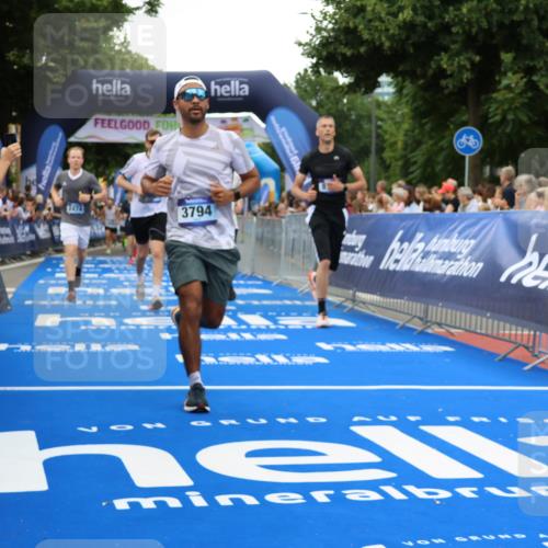 29.06.2025 - hella hamburg halbmarathon Strokosch-Dieckow http://msf.ph/oto/8497363 29.06.2025 10:54:30 Ziel 2474, 3426, 3794, 4635, 4868, 5259, 7129, 8798, 9012, 10040, 10368, 10376, 11009, 11797, 11799, 12321, 12362, 12607, 15146, 16327, 19067 meine-sportfotos.de