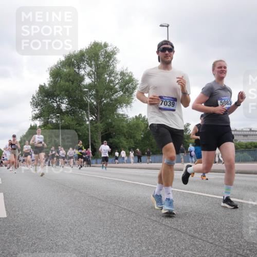 29.06.2025 - hella hamburg halbmarathon Luisa Fischer http://msf.ph/oto/8497455 29.06.2025 10:56:39 Kennedybrücke 90, 17577, 7039, 5083, 2291, 6041, 6044, 7039, 7890, 8414, 10490 meine-sportfotos.de