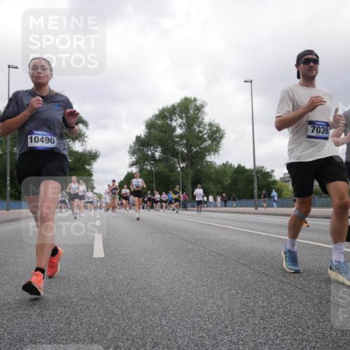 29.06.2025 - hella hamburg halbmarathon Luisa Fischer http://msf.ph/oto/8497462 29.06.2025 10:56:40 Kennedybrücke 10490, 7039, 5083, 1753, 2291, 6041, 6044, 7039, 7890, 8414, 8515, 10490 meine-sportfotos.de