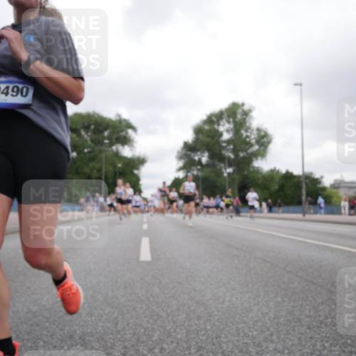 29.06.2025 - hella hamburg halbmarathon Luisa Fischer http://msf.ph/oto/8497469 29.06.2025 10:56:40 Kennedybrücke 0490, 1753, 2291, 6041, 6044, 7039, 7890, 8414, 8515, 10490 meine-sportfotos.de