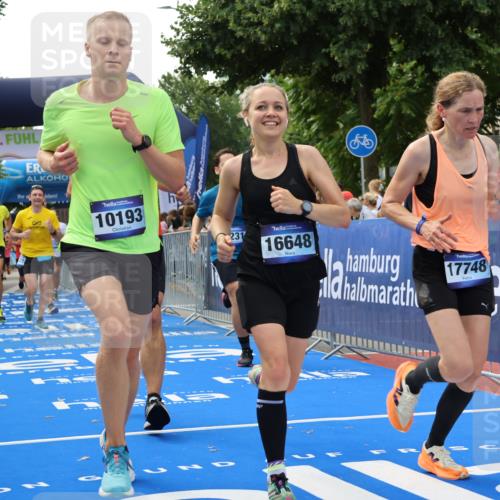 29.06.2025 - hella hamburg halbmarathon Strokosch-Dieckow http://msf.ph/oto/8497509 29.06.2025 10:44:10 Ziel 1391, 1413, 1415, 2816, 3021, 4999, 5231, 5275, 5884, 7005, 8722, 9444, 9633, 10193, 10930, 12159, 13123, 14686, 14687, 15225, 15280, 16301, 16316, 16506, 16648, 16697, 16893, 17748, 17977, 18004, 18691 meine-sportfotos.de