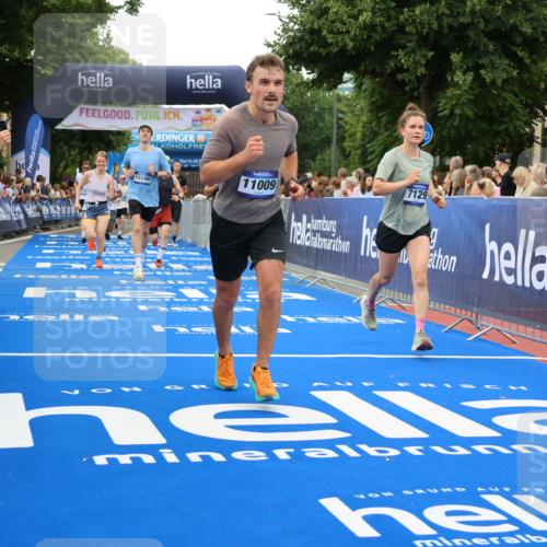 29.06.2025 - hella hamburg halbmarathon Strokosch-Dieckow http://msf.ph/oto/8497609 29.06.2025 10:54:26 Ziel 1267, 1442, 2474, 3426, 3794, 4635, 4868, 5259, 6511, 6512, 7129, 8772, 8798, 11009, 11797, 11799, 12321, 12362, 12607, 13289, 15146, 15946, 16327, 16879, 17698, 18268, 19067 meine-sportfotos.de