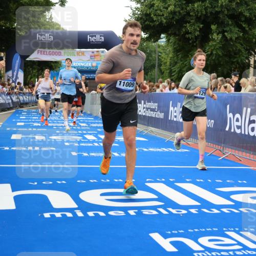 29.06.2025 - hella hamburg halbmarathon Strokosch-Dieckow http://msf.ph/oto/8497625 29.06.2025 10:54:26 Ziel 1267, 1442, 2474, 3426, 3794, 4635, 4868, 5259, 6511, 6512, 7129, 8772, 8798, 11009, 11797, 11799, 12321, 12362, 12607, 13289, 15146, 15946, 16327, 16879, 17698, 18268, 19067 meine-sportfotos.de