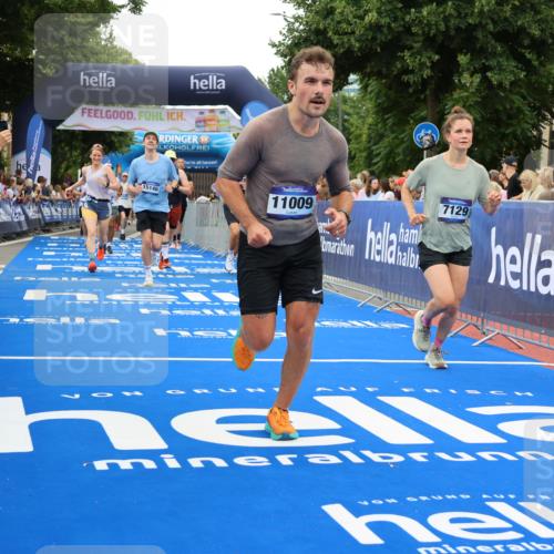 29.06.2025 - hella hamburg halbmarathon Strokosch-Dieckow http://msf.ph/oto/8497658 29.06.2025 10:54:26 Ziel 1267, 1442, 2474, 3426, 3794, 4635, 4868, 5259, 6511, 6512, 7129, 8772, 8798, 11009, 11797, 11799, 12321, 12362, 12607, 13289, 15146, 15946, 16327, 16879, 17698, 18268, 19067 meine-sportfotos.de