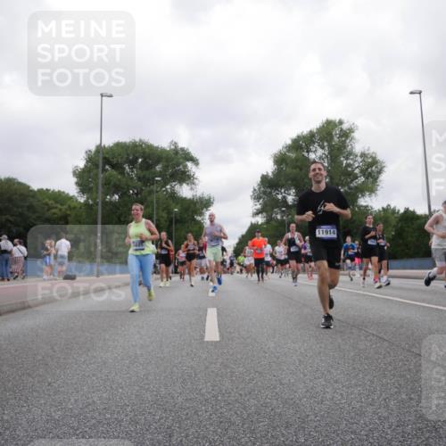 29.06.2025 - hella hamburg halbmarathon Luisa Fischer http://msf.ph/oto/8497671 29.06.2025 10:56:56 Kennedybrücke 17236, 11914, 1336, 9685, 1900, 2528, 2701, 3226, 4591, 5562, 6913, 7068, 7611, 7876, 8212, 8906, 9103, 9685, 10175 meine-sportfotos.de